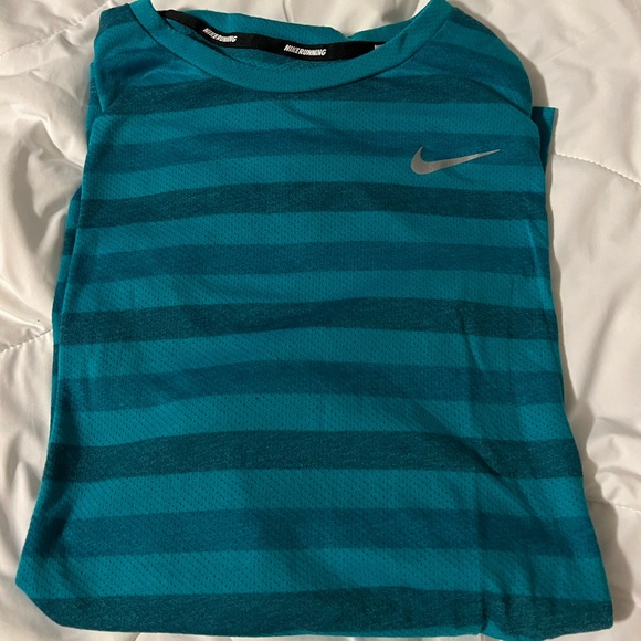 Nike running t shirt mens xl. Dri fit linen - Picture 2 of 3